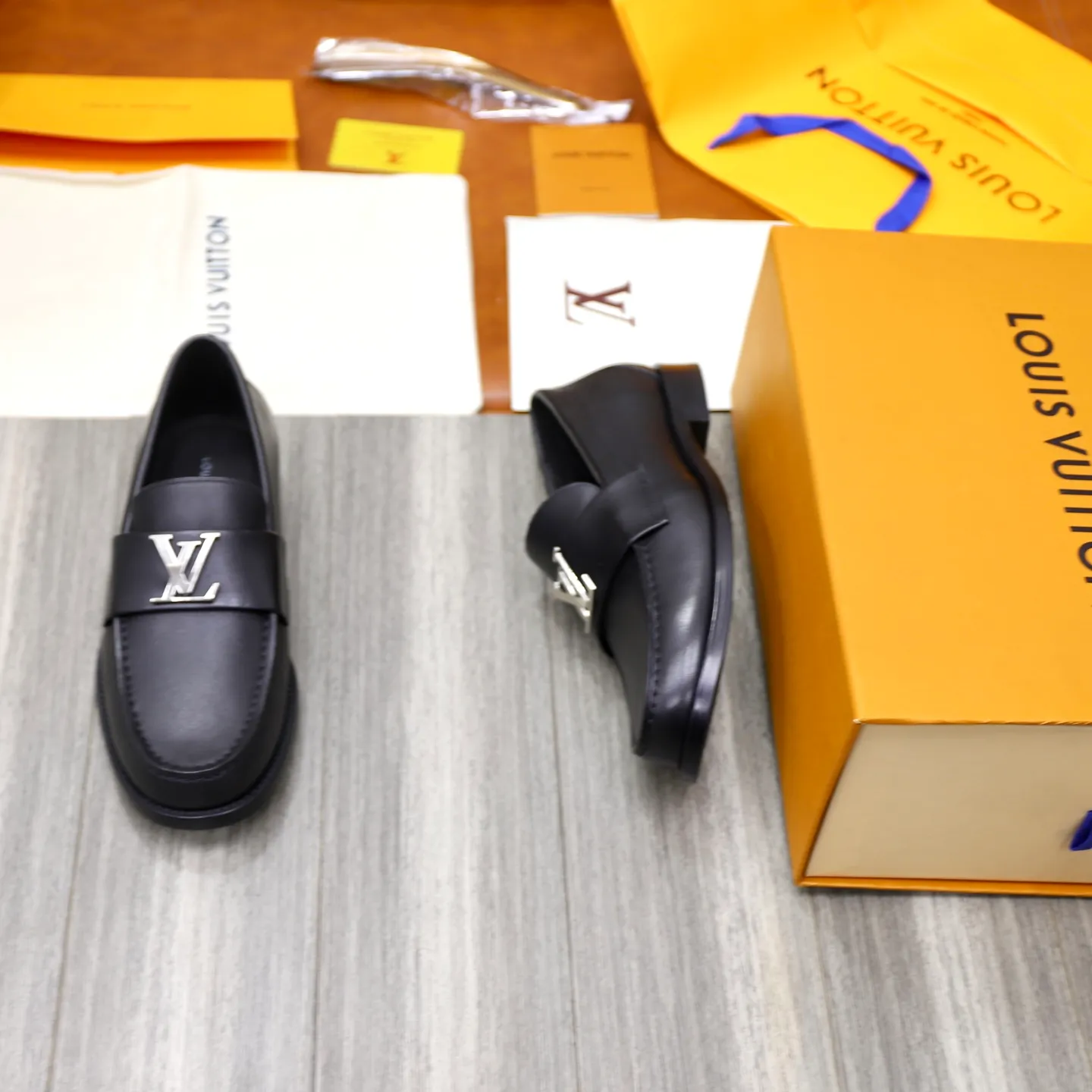Men's Men's Shoes💰💰920LV Louis Vuitton Slip-on Loafers, top quality products from Guangzhou, ready for sale! This LV Glove loafer is made of selected soft cowhide, with a slightly wrinkled leather surface and a very high-end texture. Each pair is unique. The leather surface is light and soft, with a fine texture and good luster. It is a classic loafer style, with exquisite handmade mark stitching on the toe, and a square toe configuration to highlight the classic style. The horizontal band has hot-printed LV three-dimensional letters, semi-solid handcrafts and a genuine leather outsole, and a rubber patch on the heel to create wear-resistant performance and comfort. One of the must-have loafers for men! Comes with full original packaging! Code number: 38-39-40-41-42-43-44 (38, 45, 46 customized) standard leather shoe code